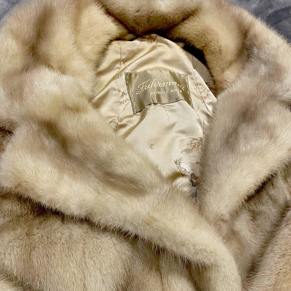 Vintage fur coat. Fits a M/L. Beautiful color. Size: 6/8